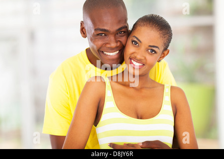 Allegro giovane africano giovane costeggiata ogni altro Foto Stock