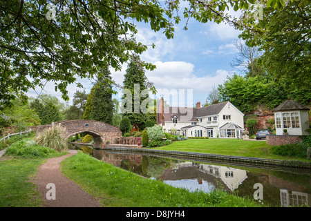 Riflessioni sulla Staffs & Worcester Canal a cavallo di Whittington Bridge, Staffordshire, England, Regno Unito Foto Stock