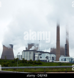 Inquinamento provocato dalle torri di raffreddamento a Ferrybridge 'C' la stazione di alimentazione impianto M62 fumo riempie l'aria Foto Stock