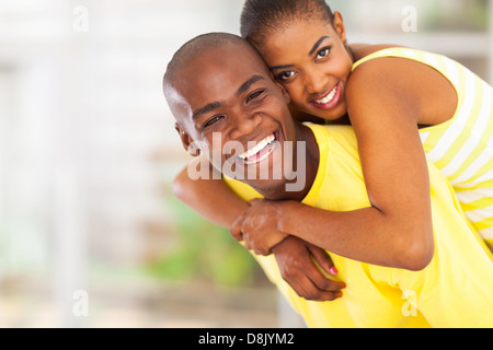 Ritratto di giocoso giovane africano giovane piggyback Foto Stock