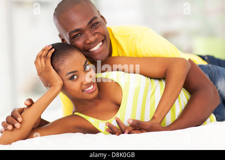 Bella amare americano africano coppia giacendo in letto Foto Stock