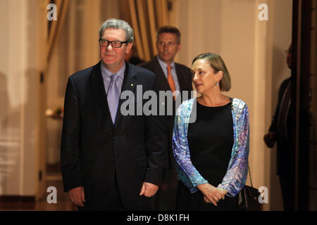 Nicosia, Cipro. Il 30 maggio 2013. Presidente Nicos Anastasiades e leader cipriota turco Dervis Eroglu e N SG's consulente speciale per Cipro Alexander Downer erano riuniti questa sera per cena presso l'UNFICYP capo della missione ha la residenza in sede di Nazioni Unite controllata della zona di buffer a Nicosia il 30 Maggio,2013 Credit: Yiannis Kourtoglou/Alamy Live News Foto Stock