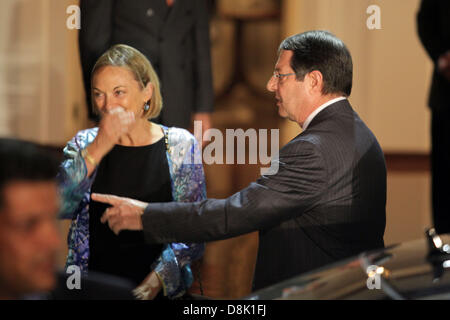 Nicosia, Cipro. Il 30 maggio 2013. Presidente Nicos Anastasiades e leader cipriota turco Dervis Eroglu e N SG's consulente speciale per Cipro Alexander Downer erano riuniti questa sera per cena presso l'UNFICYP capo della missione ha la residenza in sede di Nazioni Unite controllata della zona di buffer a Nicosia il 30 Maggio,2013 Credit: Yiannis Kourtoglou/Alamy Live News Foto Stock