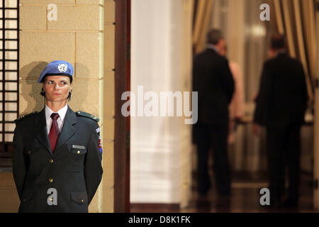 Nicosia, Cipro. Il 30 maggio 2013. Presidente Nicos Anastasiades e leader cipriota turco Dervis Eroglu e N SG's consulente speciale per Cipro Alexander Downer erano riuniti questa sera per cena presso l'UNFICYP capo della missione ha la residenza in sede di Nazioni Unite controllata della zona di buffer a Nicosia il 30 Maggio,2013 Credit: Yiannis Kourtoglou/Alamy Live News Foto Stock