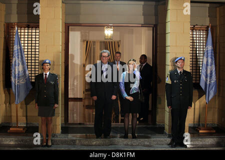 Nicosia, Cipro. Il 30 maggio 2013. Presidente Nicos Anastasiades e leader cipriota turco Dervis Eroglu e N SG's consulente speciale per Cipro Alexander Downer erano riuniti questa sera per cena presso l'UNFICYP capo della missione ha la residenza in sede di Nazioni Unite controllata della zona di buffer a Nicosia il 30 Maggio,2013 Credit: Yiannis Kourtoglou/Alamy Live News Foto Stock