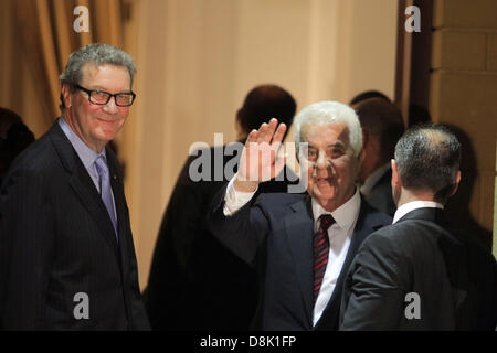 Nicosia, Cipro. Il 30 maggio 2013. Presidente Nicos Anastasiades e leader cipriota turco Dervis Eroglu e N SG's consulente speciale per Cipro Alexander Downer erano riuniti questa sera per cena presso l'UNFICYP capo della missione ha la residenza in sede di Nazioni Unite controllata della zona di buffer a Nicosia il 30 Maggio,2013 Credit: Yiannis Kourtoglou/Alamy Live News Foto Stock