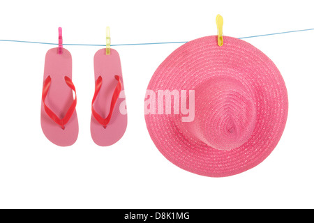 Linea con appeso flip flop e rosa paglia estate hat Foto Stock