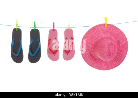 Linea con appeso flip flop per maschio e femmina e paglia rosa estate hat Foto Stock