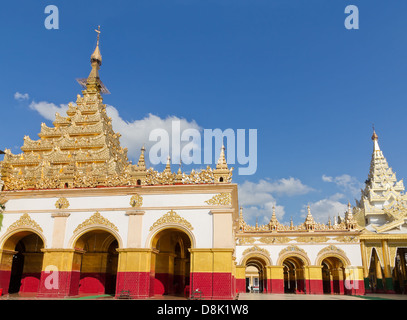 Molto importante tempio Mahamuni Paya di Mandalay, Myanmar. Essa detiene un vecchio e la sacra rappresentazione del buddha espressi in tutta la sua vita Foto Stock