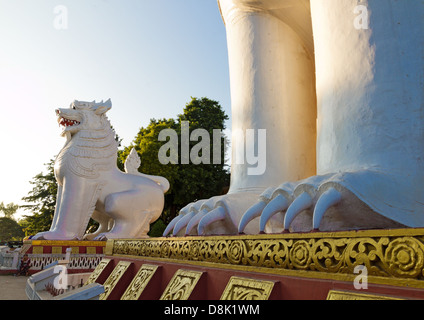 Leone gigante custodito cancello di ingresso a Mandalay Hill al tramonto, Birmania Foto Stock