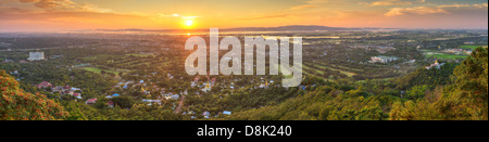 Mandalay con il lago di montagna, templi e pagode visto dalla collina di Mandalay al tramonto, Birmania Foto Stock