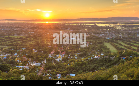 Mandalay con il lago di montagna, templi e pagode visto dalla collina di Mandalay al tramonto, Birmania Foto Stock