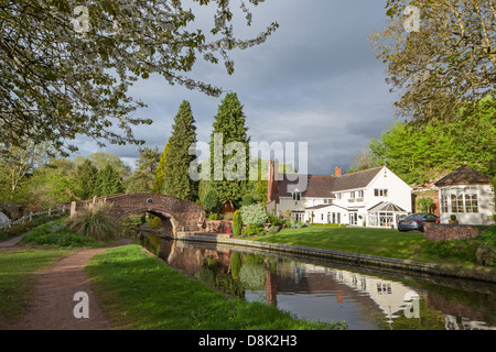 Riflessioni sulla Staffs & Worcester Canal a cavallo di Whittington Bridge, Staffordshire, England, Regno Unito Foto Stock