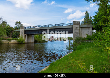 Walton Lane (Est) ponte sul canale Desborough, Thames di Fiume Foto Stock