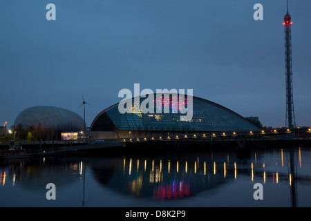 Il Glasgow Science Centre, IMAX, Torre di Glasgow e Millenium ponte sul fiume Clyde. Foto Stock