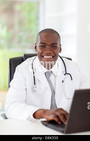 I giovani africani bello medico americano in office Foto Stock
