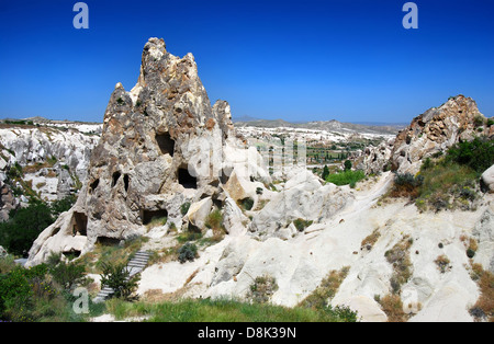 Cappadocia paesaggio con rocce di origine vulcanica e abitazioni scavate nella roccia. Goreme, Anatolia in Turchia. Foto Stock