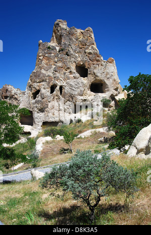 Cappadocia paesaggio con rocce di origine vulcanica e abitazioni scavate nella roccia. Goreme, Anatolia in Turchia. Foto Stock