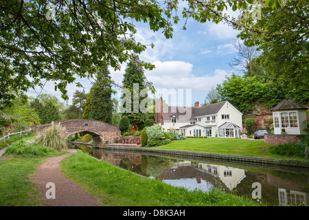 Riflessioni nel personale e Worcester Canal a cavallo di Whittington ponte vicino Kinver, Staffordshire, England, Regno Unito Foto Stock