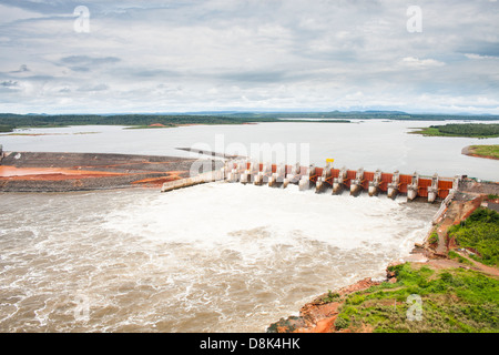 Vista aerea di Estreito Centrale idroelettrica diga spanning fiume Tocantins, nel nordest del Brasile. Foto Stock