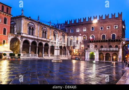 Piazza dei Signori è il museo civico e il cuore politico di Verona, con la statua di Dante nel mezzo della piazza. Italia settentrionale Foto Stock