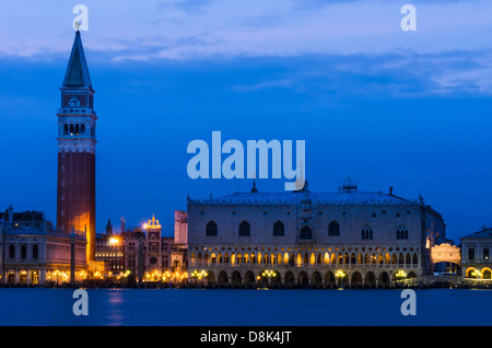 Il Campanile di San Marco e il Palazzo Ducale a Venezia, scena notturna di punto di riferimento italiano Foto Stock