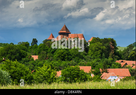 Viscri Village è un saxon comune rurale con chiesa fortificata in Transilvania (XIII secolo), un punto di riferimento della Romania. Foto Stock