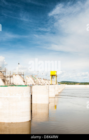 Estreito Centrale Idroelettrica diga spanning fiume Tocantins, nel nordest del Brasile. Foto Stock