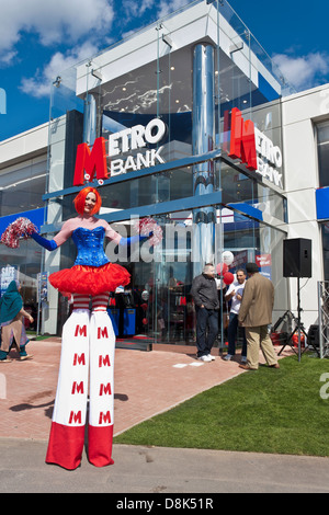 Metro banca promuove una nuova apertura della banca a Slough, Berkshire, Inghilterra con trampolieri. Foto Stock