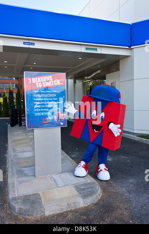 La metropolitana mascotte banca promuove il primo del Regno Unito, il drive-through bank a Slough, Berkshire, Inghilterra. Foto Stock