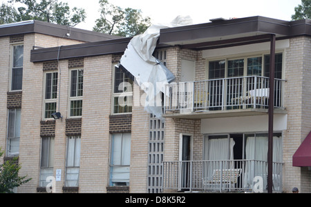 Parte di un tetto appeso fuori da un edificio di appartamenti in Bladensburg, Maryland dopo una violenta tempesta con un microburst è venuto attraverso Foto Stock