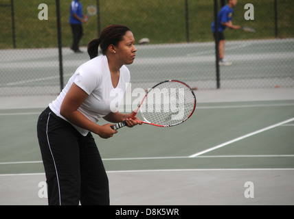 Ragazza giocando a tennis e attesa per la palla da colpire Foto Stock