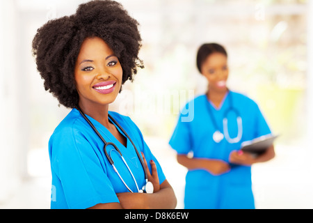 Carino femmina ospedale africano lavoratore ritratto Foto Stock