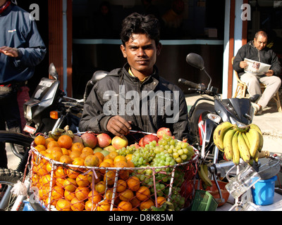 Cucina asiatica cultura gastronomia Kathmandu in Nepal pokhara snack street dolce fornitore tradizionale Foto Stock