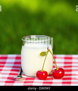 La ciliegia yogurt in un vasetto di vetro Foto Stock