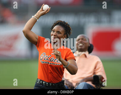 Baltimore, MD, Stati Uniti d'America. Maggio 30, 2013. Brigance Chanda, moglie di ex giocatore di NFL O.J. Brigance, sfondo, butta fuori il primo passo. Washington cittadini vs Baltimore Orioles a Rigogolo Park a Camden Yards il Maggio 22, 2013 a Baltimora, MD. Credito: Cal Sport Media/Alamy Live News Foto Stock