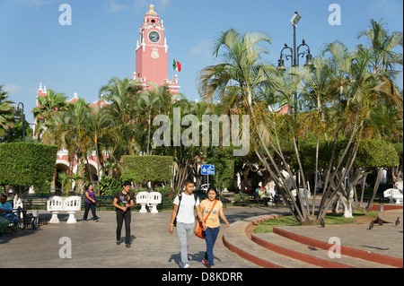 Persone che camminano nella Plaza Grande, la piazza principale di Merida, Messico Foto Stock