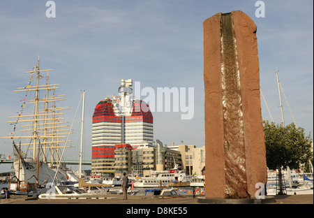 Lilla Bomment harbour con torre Utkiken noto come rossetto edificio in background, Göteborg, Svezia Foto Stock