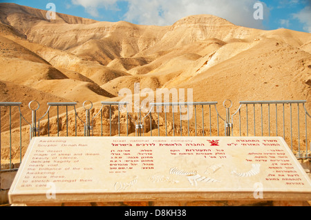 La placca si affaccia sul Masada nel deserto della Giudea di Israele Foto Stock