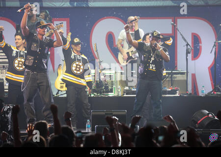 Boston, Massachusetts, U.S.A. Maggio 30, 2013. Membri del New Kids on the Block indossando Boston Bruins jersey unirsi ai membri di Bell Biv Devoe prendere la fase durante la Boston forte concerto presso il TD Garden giovedì, 30 maggio 2013. Proventi del concerto vai a un fondo che benefici alle vittime della Maratona di Boston di bombardamenti. Credito: ZUMA Press, Inc./Alamy Live News Foto Stock