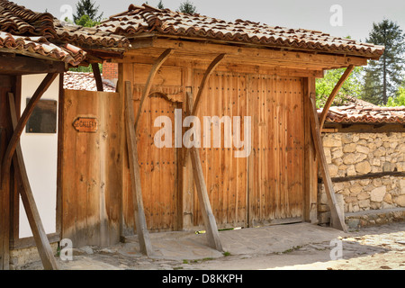 Una vecchia porta di legno in Koprivshtitsa, Bulgaria, dal tempo dell'Impero Ottomano Foto Stock