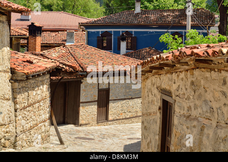 Un tradizionale vecchio street in Koprivshtitsa, Bulgaria, dal tempo dell'Impero Ottomano Foto Stock