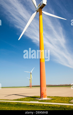 Colorato turbine eoliche in polder, terra recuperata nei pressi di Almere, Flevoland, Paesi Bassi. Foto Stock