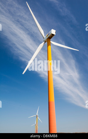 Colorato turbine eoliche in polder, terra recuperata nei pressi di Almere, Flevoland, Paesi Bassi. Foto Stock