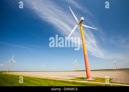 Colorato turbine eoliche in polder, terra recuperata nei pressi di Almere, Flevoland, Paesi Bassi. Foto Stock