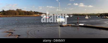 Barche sul fiume Deben, Woodbridge città, contea di Suffolk, Inghilterra, Gran Bretagna. Foto Stock