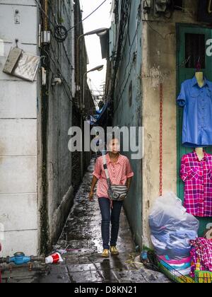 31 maggio 2013 - Bangkok, Thailandia - Una donna esce da un vicolo nel mercato Bobae in Bangkok. Mercato Bobae è una trentennale famosa per la Moda Ingrosso e ora è molto popolare con gli esportatori di tutto il mondo. Bobae Tower è vicino al mercato e pubblicizza come avente 1.300 bancarelle sotto un unico tetto e rivendica di essere il più grande capo di abbigliamento Centro ingrosso in Thailandia. (Credito Immagine: © Jack Kurtz/ZUMAPRESS.com) Foto Stock