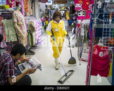 31 maggio 2013 - Bangkok, Tailandia - un pulitore lavora nel corridoio di Bobae Tower in Bangkok. Mercato Bobae è una trentennale famosa per la Moda Ingrosso e ora è molto popolare con gli esportatori di tutto il mondo. Bobae Tower è vicino al mercato e pubblicizza come avente 1.300 bancarelle sotto un unico tetto e rivendica di essere il più grande capo di abbigliamento Centro ingrosso in Thailandia. (Credito Immagine: © Jack Kurtz/ZUMAPRESS.com) Foto Stock