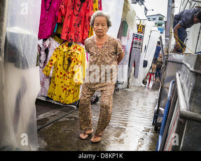 31 maggio 2013 - Bangkok, Thailandia - Una donna anziana passeggiate attraverso il mercato Bobae in Bangkok. Mercato Bobae è una trentennale famosa per la Moda Ingrosso e ora è molto popolare con gli esportatori di tutto il mondo. Bobae Tower è vicino al mercato e pubblicizza come avente 1.300 bancarelle sotto un unico tetto e rivendica di essere il più grande capo di abbigliamento Centro ingrosso in Thailandia. (Credito Immagine: © Jack Kurtz/ZUMAPRESS.com) Foto Stock