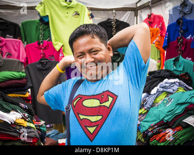 31 maggio 2013 - Bangkok, Tailandia - un fornitore del mercato si estende nel mercato Bobae in Bangkok. Mercato Bobae è una trentennale famosa per la Moda Ingrosso e ora è molto popolare con gli esportatori di tutto il mondo. Bobae Tower è vicino al mercato e pubblicizza come avente 1.300 bancarelle sotto un unico tetto e rivendica di essere il più grande capo di abbigliamento Centro ingrosso in Thailandia. (Credito Immagine: © Jack Kurtz/ZUMAPRESS.com) Foto Stock